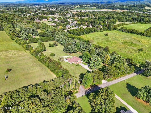 916 Bert Garner Lane, Maryville, TN 37803