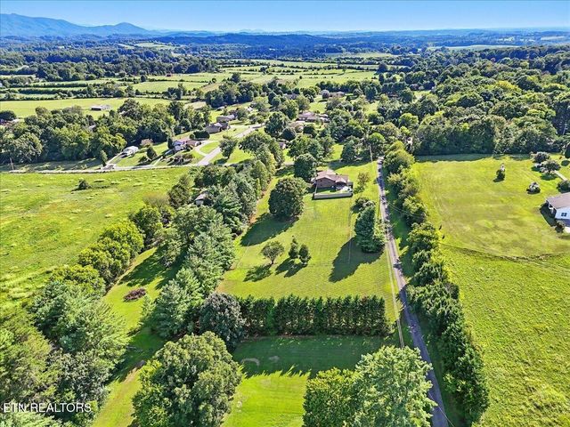 916 Bert Garner Lane, Maryville, TN 37803