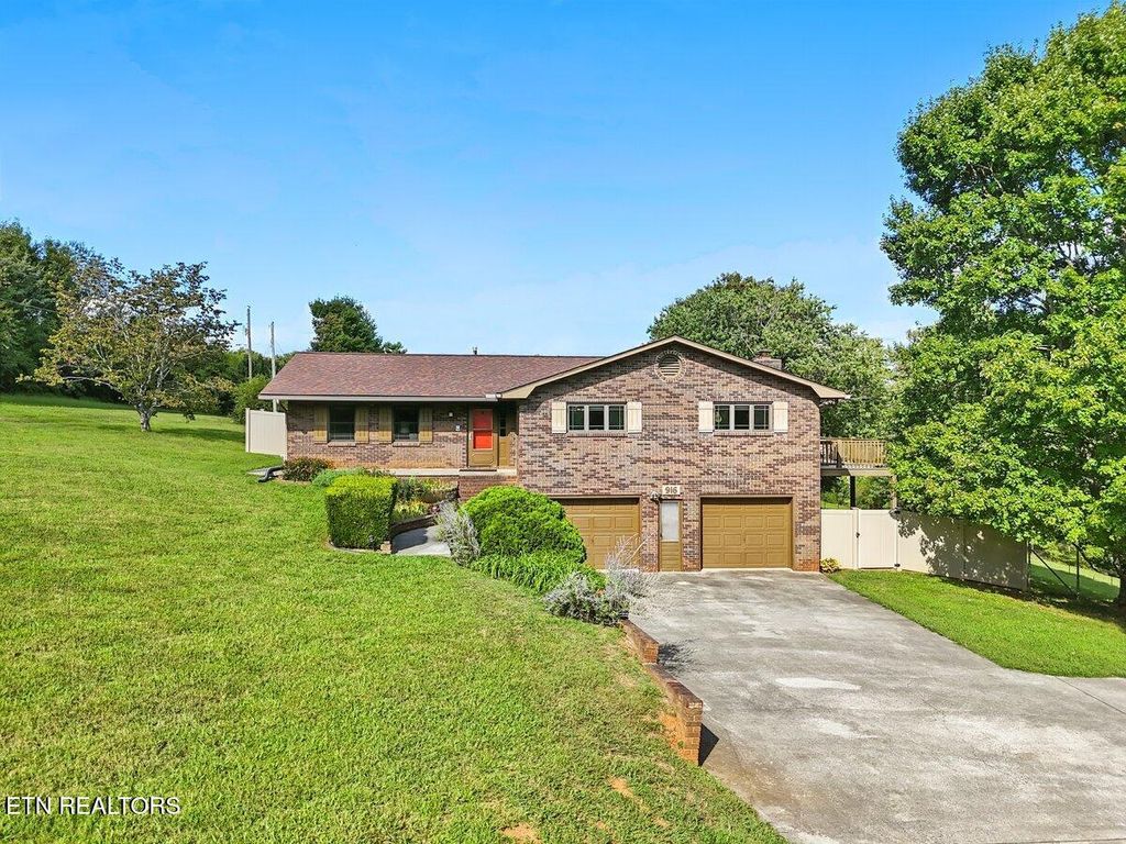 916 Bert Garner Lane, Maryville, TN 37803