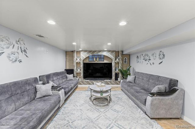 7351 N Gulley Road, Dearborn Heights, MI 48127