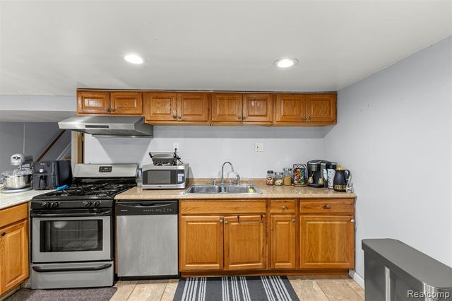 7351 N Gulley Road, Dearborn Heights, MI 48127