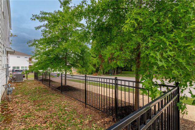 1005 S Hollywood Avenue, Fayetteville, AR 72701