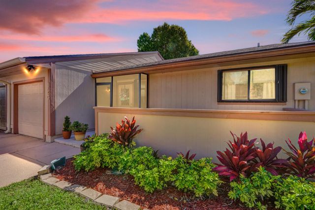 124 Mayfair Lane, Boynton Beach, FL 33426