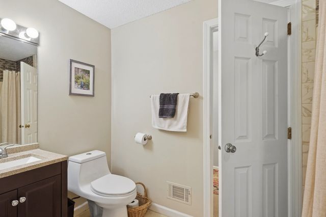 411 Maple Brook Rd 411, Bellingham, MA 02019