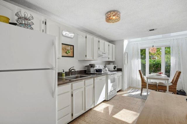 411 Maple Brook Rd 411, Bellingham, MA 02019