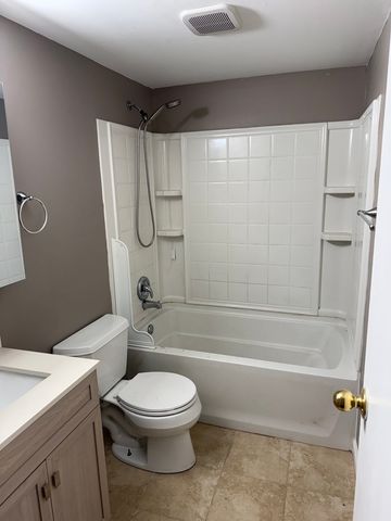 2264 Abbeywood Drive B, Lisle, IL 60532