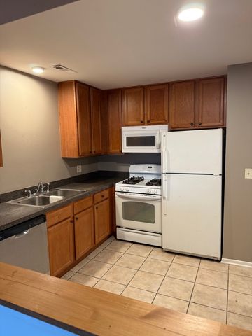 2264 Abbeywood Drive B, Lisle, IL 60532