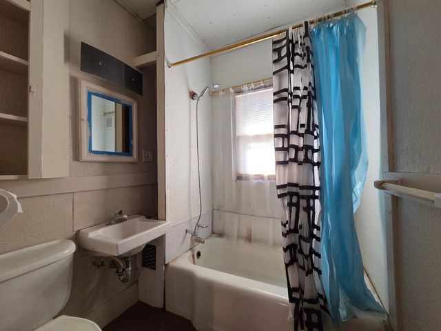 2410 Camanche Avenue, Clinton, IA 52732