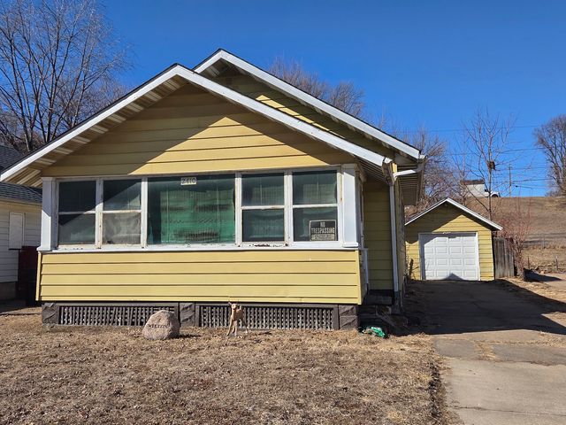 2410 Camanche Avenue, Clinton, IA 52732
