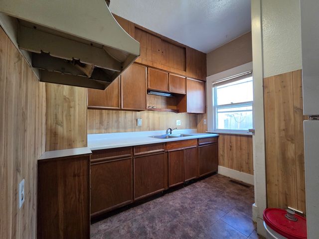 2410 Camanche Avenue, Clinton, IA 52732