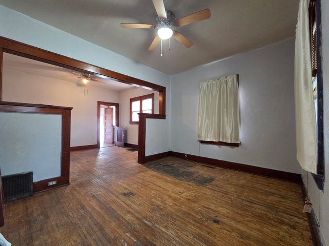 2410 Camanche Avenue, Clinton, IA 52732