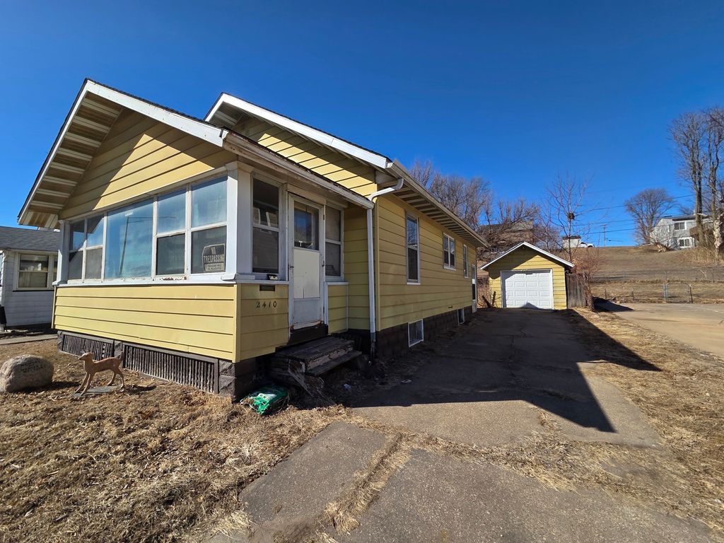 2410 Camanche Avenue, Clinton, IA 52732