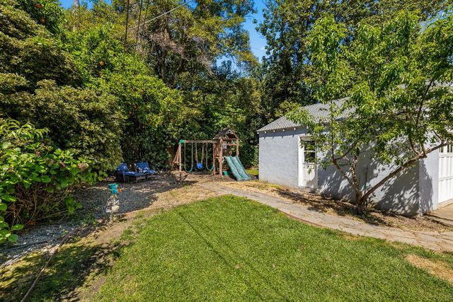 2616 Land Park Dr, Sacramento, CA 95818