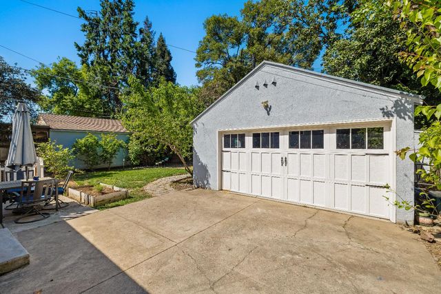 2616 Land Park Dr, Sacramento, CA 95818