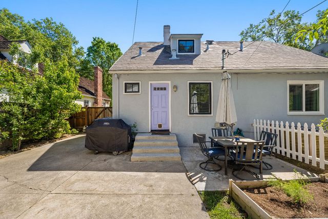 2616 Land Park Dr, Sacramento, CA 95818