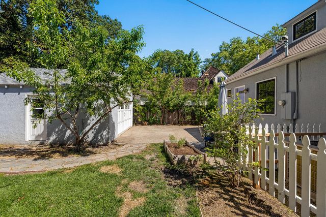 2616 Land Park Dr, Sacramento, CA 95818