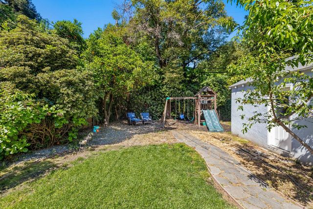 2616 Land Park Dr, Sacramento, CA 95818