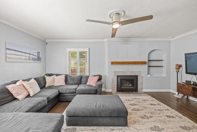 2616 Land Park Dr, Sacramento, CA 95818