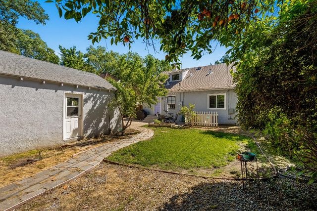 2616 Land Park Dr, Sacramento, CA 95818