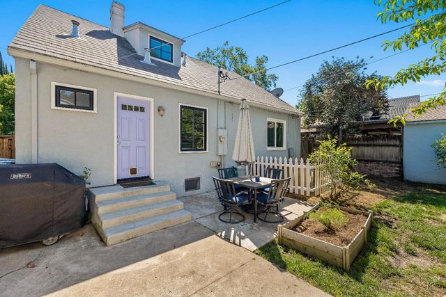 2616 Land Park Dr, Sacramento, CA 95818