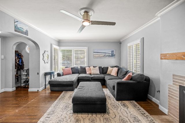 2616 Land Park Dr, Sacramento, CA 95818