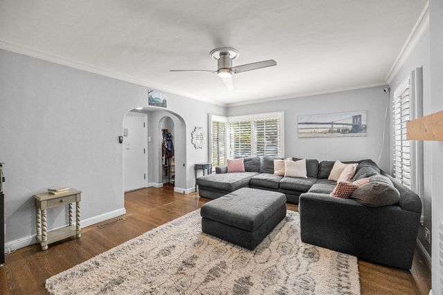 2616 Land Park Dr, Sacramento, CA 95818