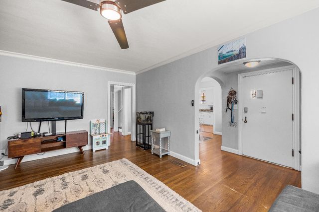 2616 Land Park Dr, Sacramento, CA 95818