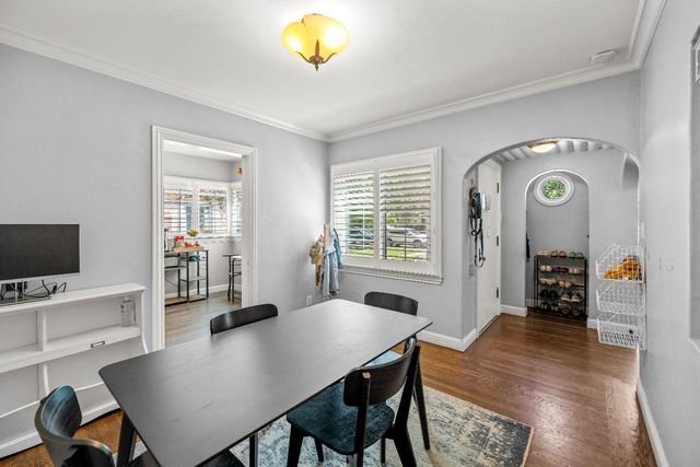 2616 Land Park Dr, Sacramento, CA 95818