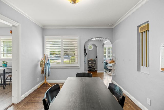 2616 Land Park Dr, Sacramento, CA 95818