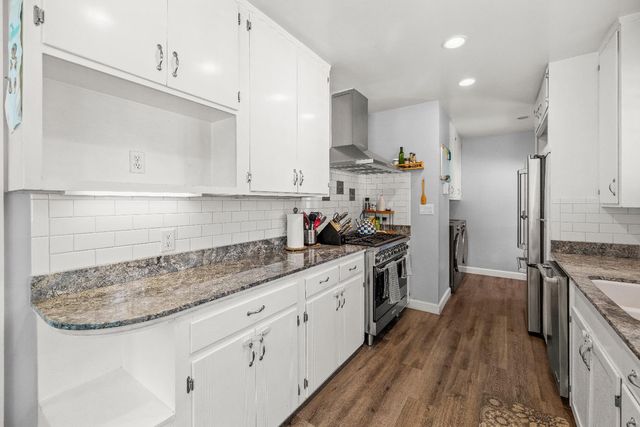 2616 Land Park Dr, Sacramento, CA 95818