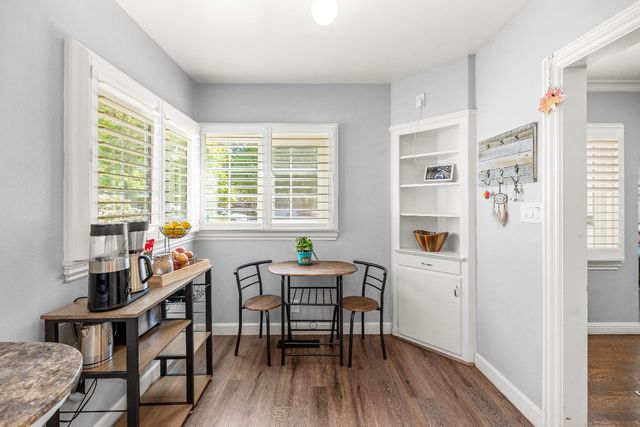 2616 Land Park Dr, Sacramento, CA 95818