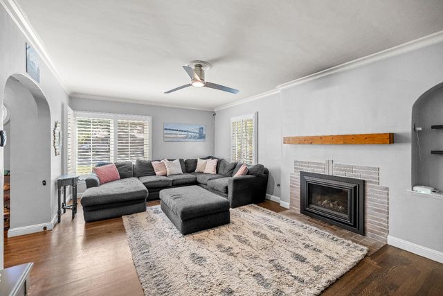 2616 Land Park Dr, Sacramento, CA 95818