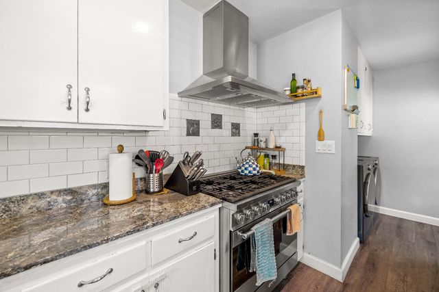 2616 Land Park Dr, Sacramento, CA 95818