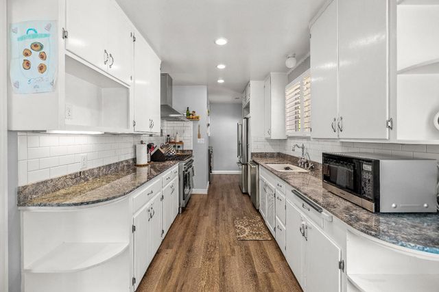 2616 Land Park Dr, Sacramento, CA 95818