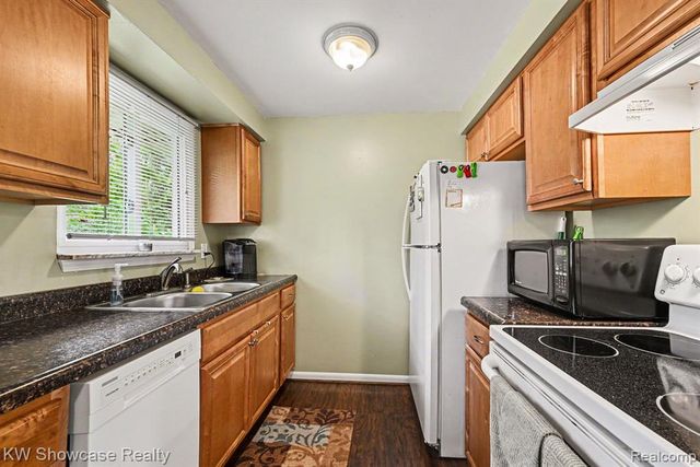 3186 Roselawn Street, Walled Lake, MI 48390