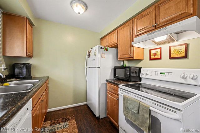 3186 Roselawn Street, Walled Lake, MI 48390