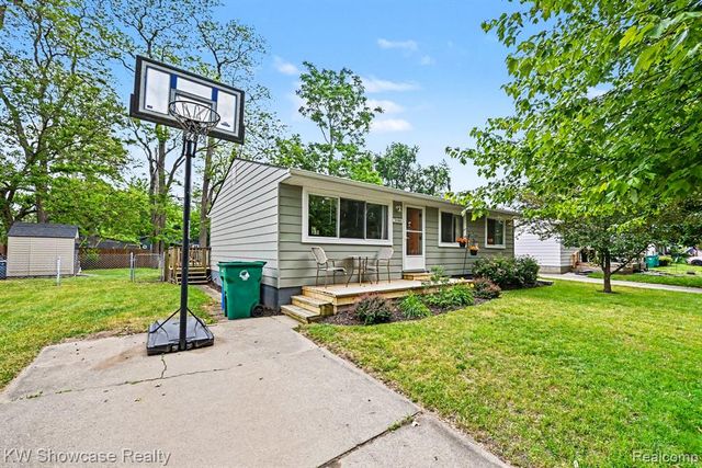 3186 Roselawn Street, Walled Lake, MI 48390