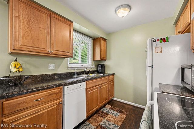 3186 Roselawn Street, Walled Lake, MI 48390