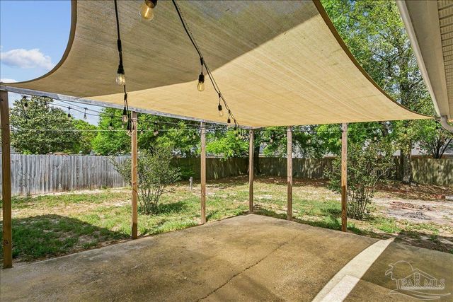 5966 Herlong Dr, Milton, FL 32570