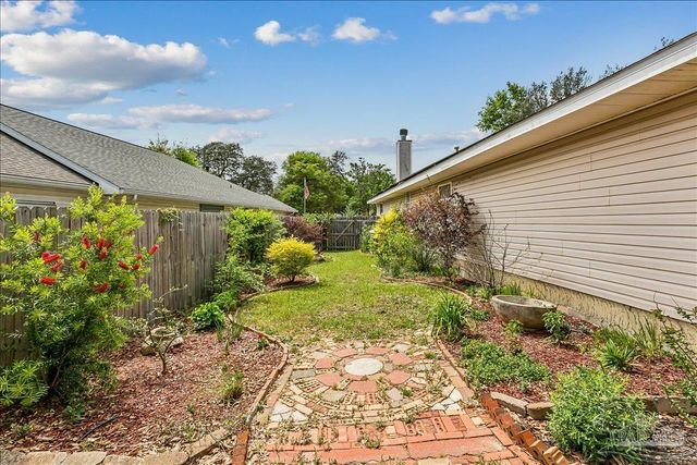 5966 Herlong Dr, Milton, FL 32570