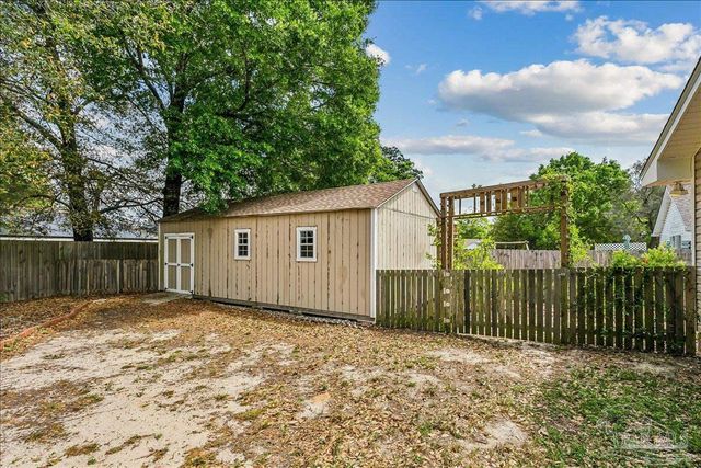 5966 Herlong Dr, Milton, FL 32570