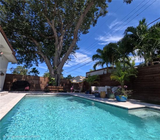 2220 SW 25th St, Miami, FL 33133