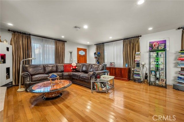 236 8th St, Seal Beach, CA 90740