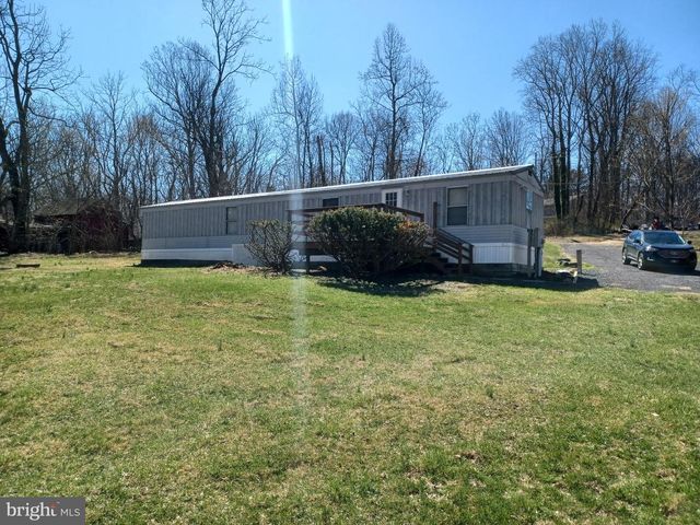 740 EMERSON DR, Falling Waters, WV 25419