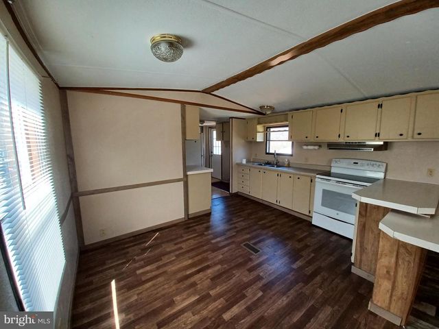 740 EMERSON DR, Falling Waters, WV 25419