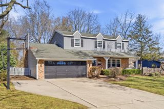 910 S 4th Avenue, Libertyville, IL 60048