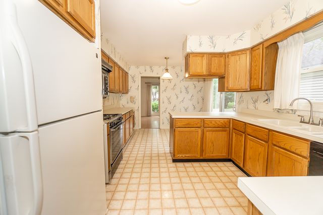 2157 N Lake Shore Circle, Arlington Heights, IL 60004