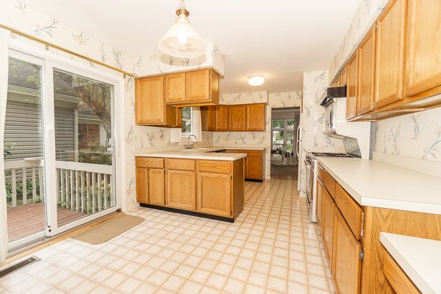 2157 N Lake Shore Circle, Arlington Heights, IL 60004
