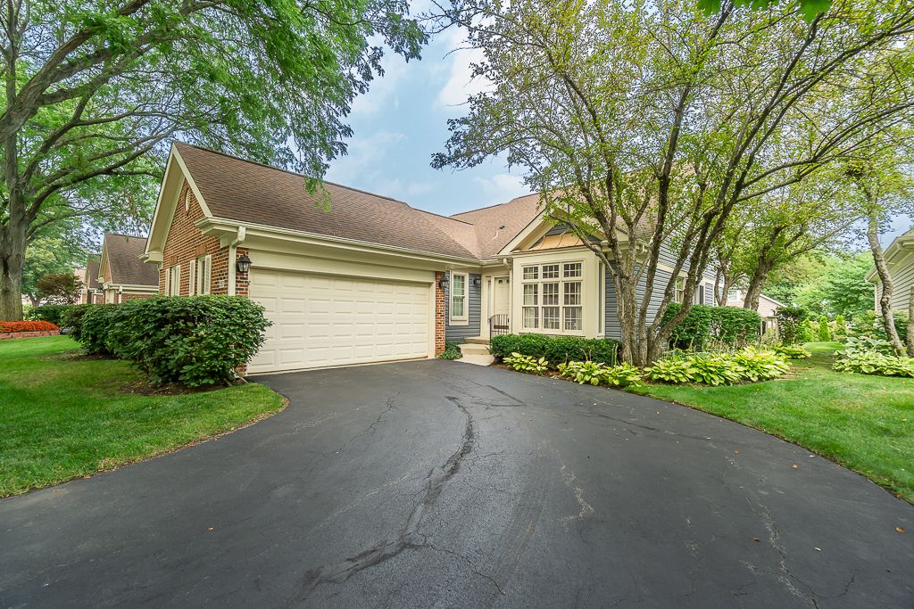 2157 N Lake Shore Circle, Arlington Heights, IL 60004