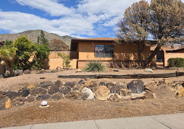 2830 CASA DEL NORTE Drive NE, Albuquerque, NM 87112